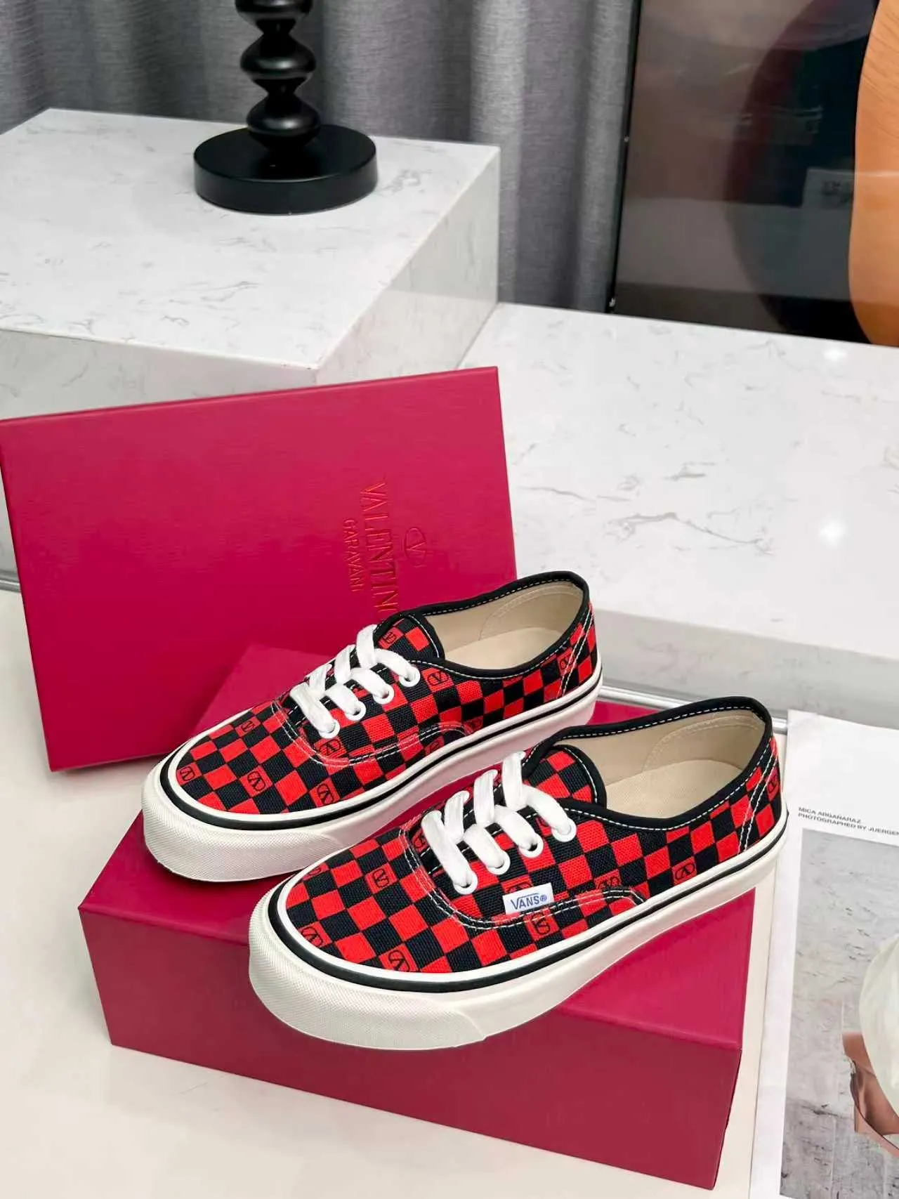 [Valentino Giving classic shoes a personality that spans the ages. Many celebrities - Jolin Tsai. Yang Zi. Liu Wen. Ma Baiquan. Choi Soobin. freen. Song Zuer. JJ Lin. zel. Cecilia Cheung. shark. Xin Yunlai...same style.